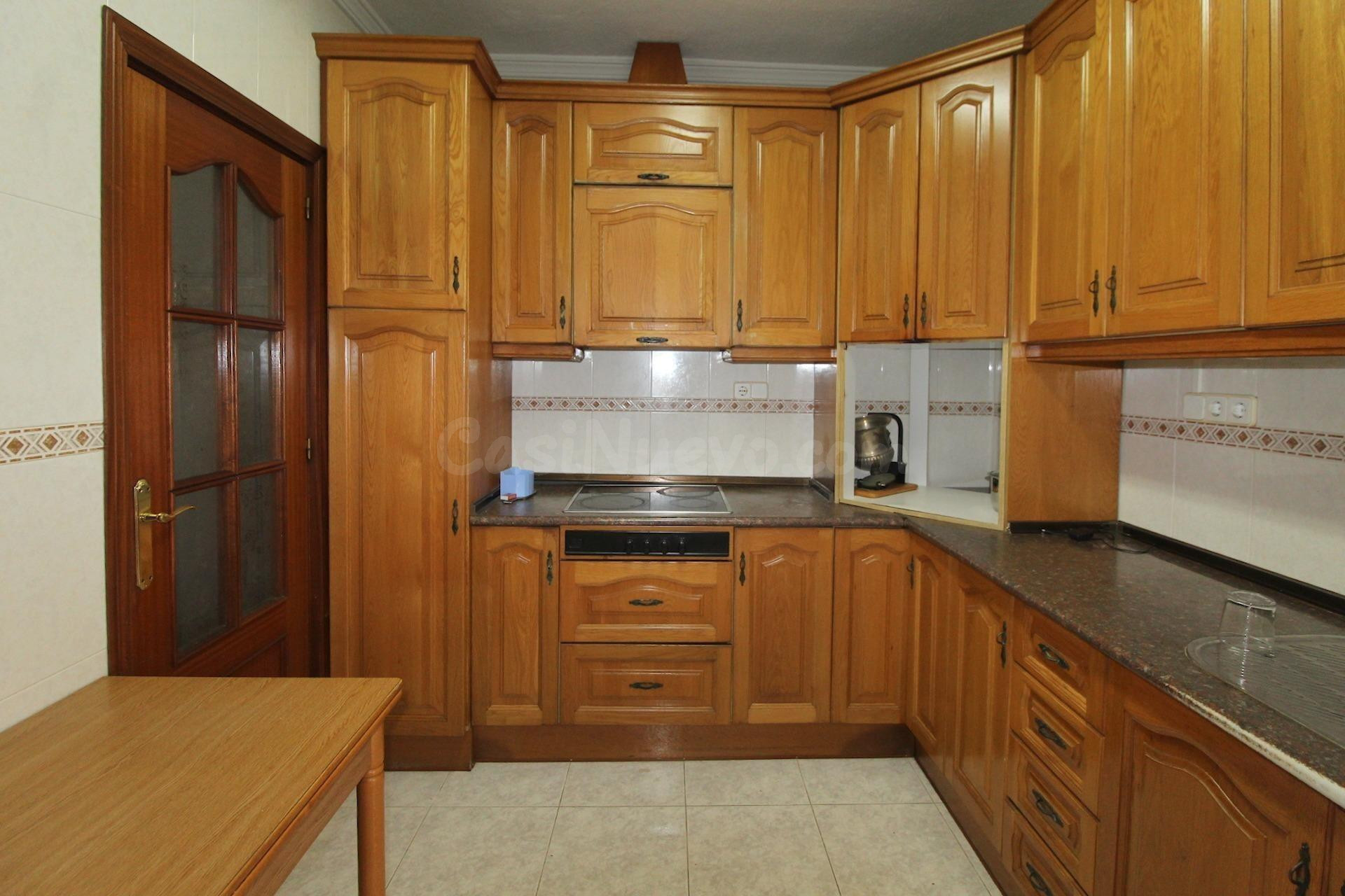 Gran piso en el centro de Torrevieja con 4 dormitorios a 900 - foto 2