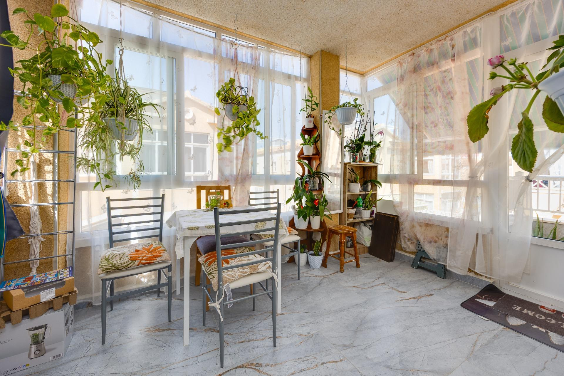 Bungalow planta alta reformado, en residencial con piscina comunitaria