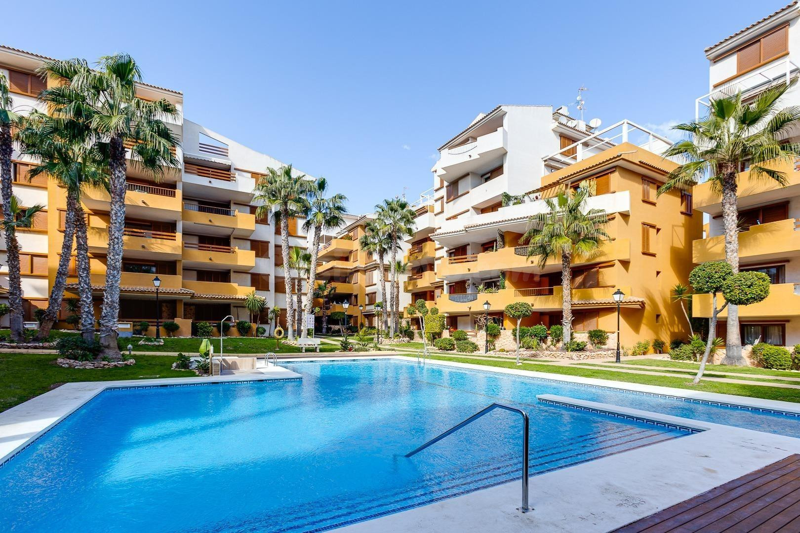 Apartamento de 2 dormitorios y 2 baños en Punta Prima, Orihuela Costa