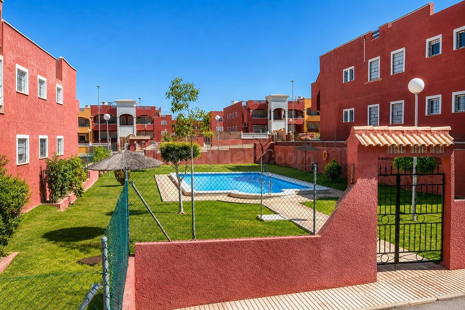 Bungalow en planta baja con amplia terraza y piscina comunit - foto 4