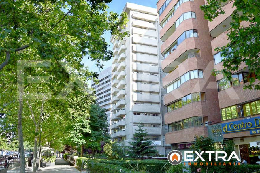 Piso sin amueblar de 5 dormitorios, garaje doble y trastero 