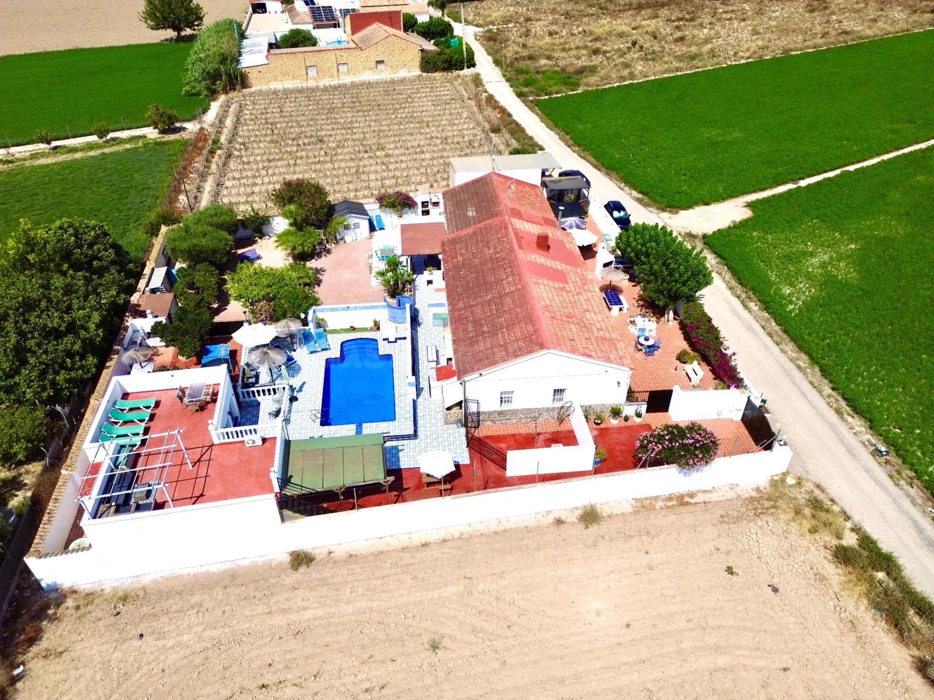 Chalet con 7 dormitorios y 3 viviendas independientes en Dol - foto 3