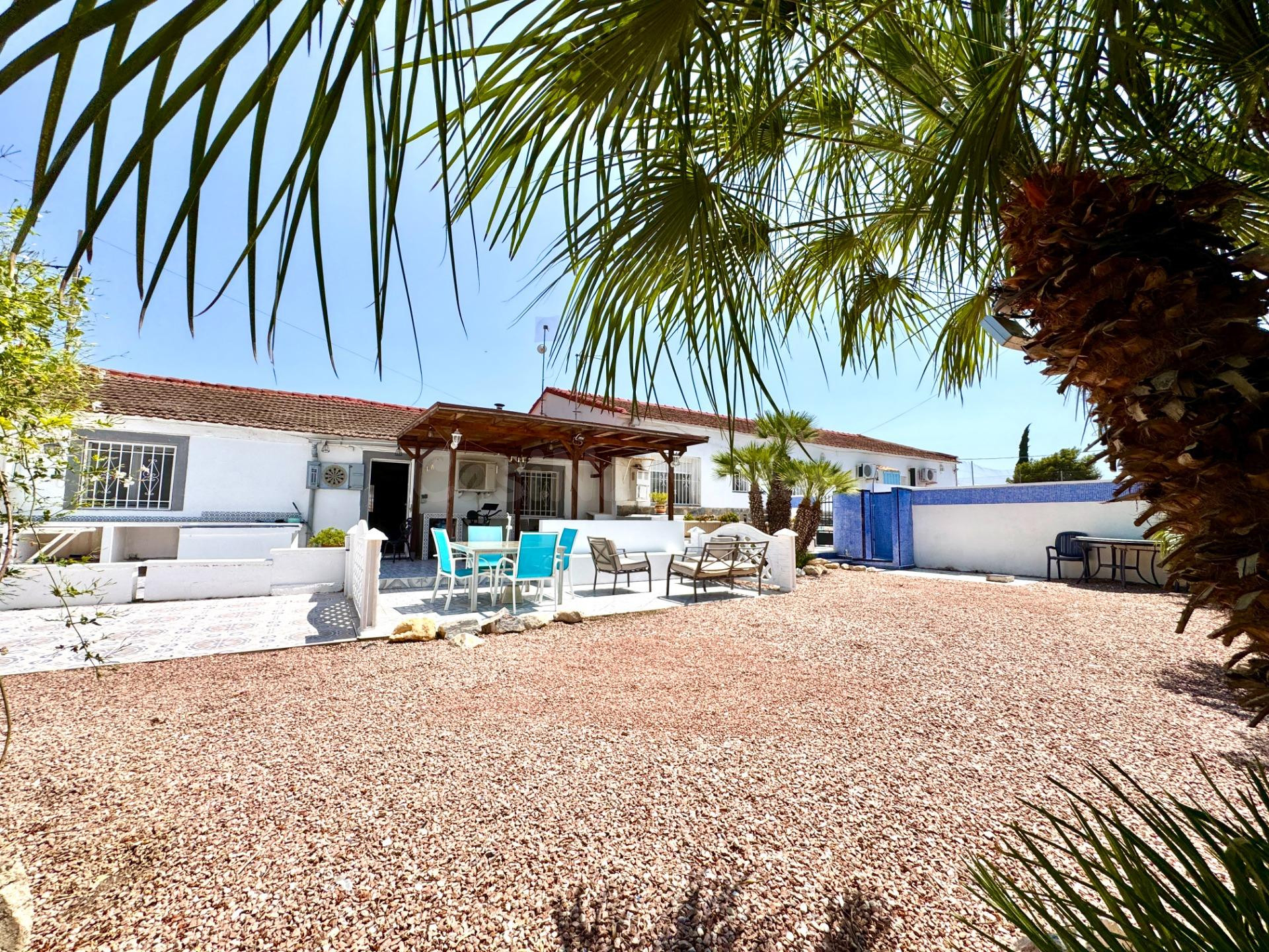 Chalet con 7 dormitorios y 3 viviendas independientes en Dol - foto 4
