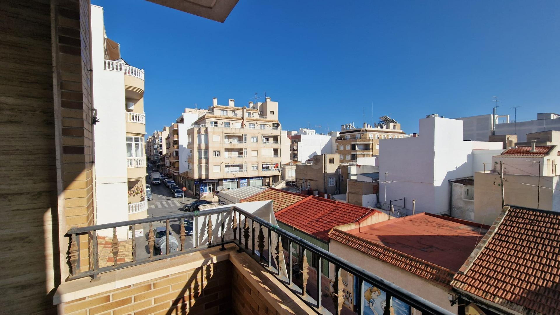 Piso Reformado de 3 Dormitorios en el Centro de Torrevieja - foto 2