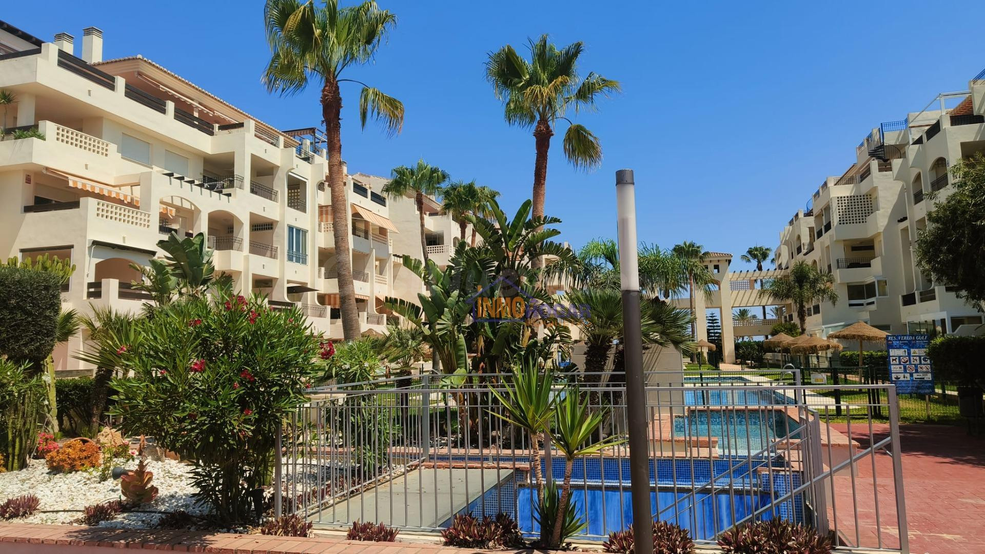 ¡Vacaciones de Ensueño! Moderno Piso con 8 Piscinas a Solo 6 - foto 2