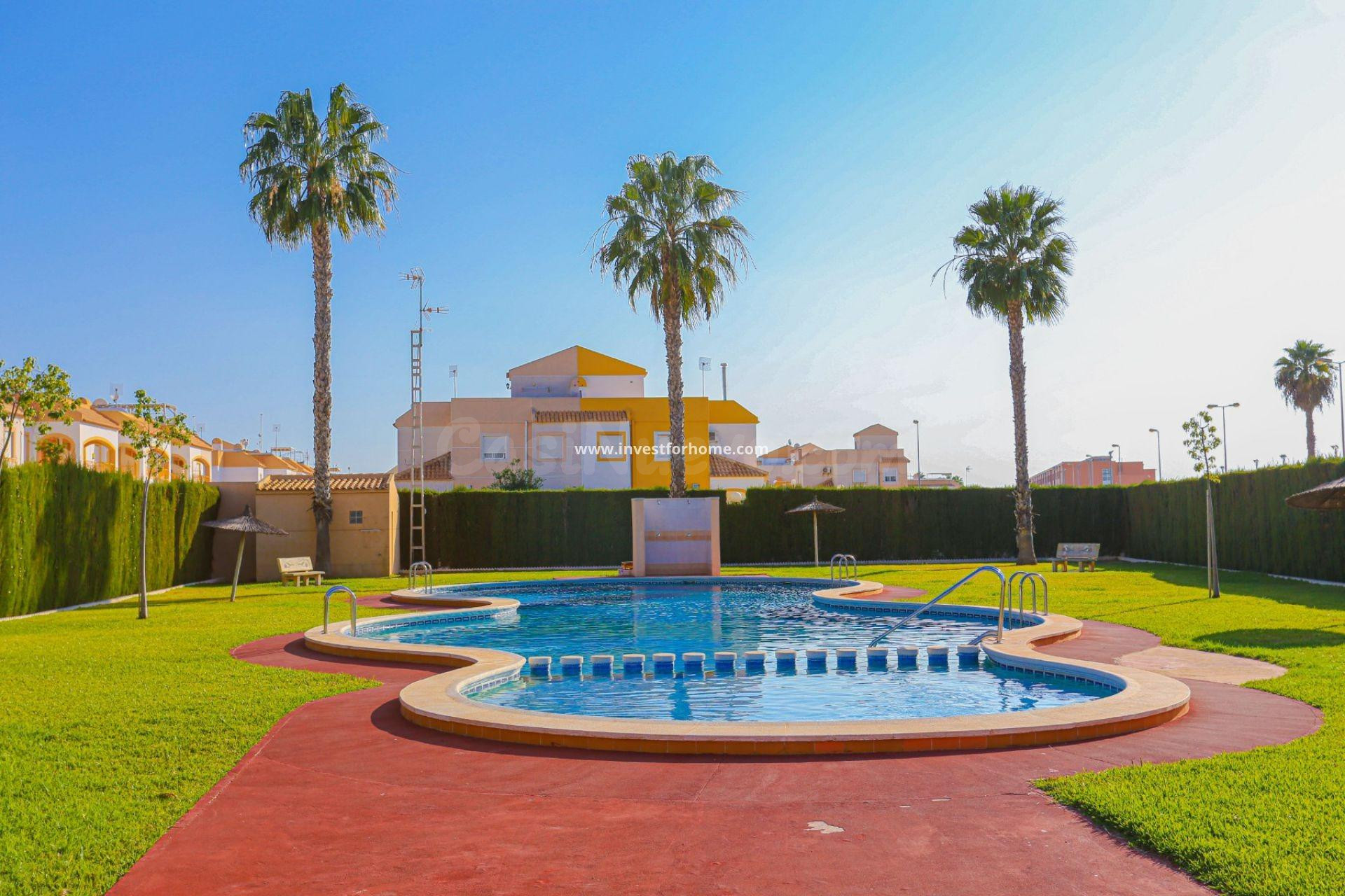 BUNGALOW SIN VECINOS CON PISCINA COMUNITARIA EN EL LIMONAR