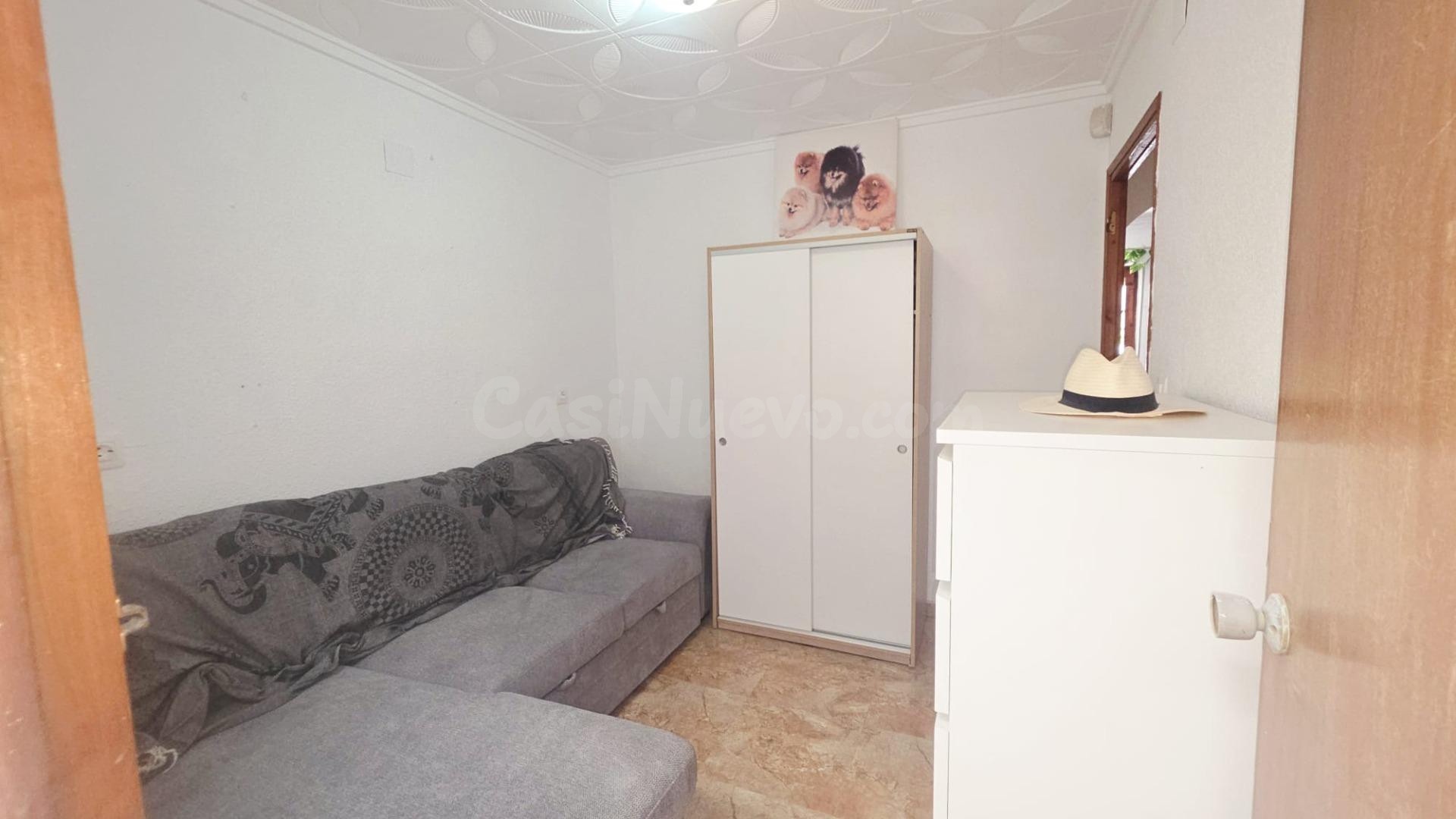 ¡Chalet Adosado de Esquina con Gran Jardín y Parking!