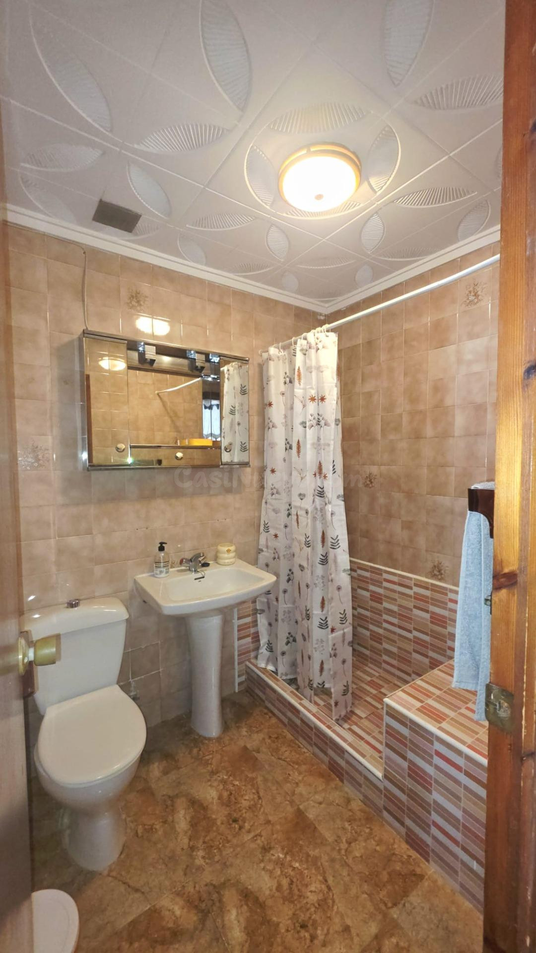 ¡Chalet Adosado de Esquina con Gran Jardín y Parking! - foto 2