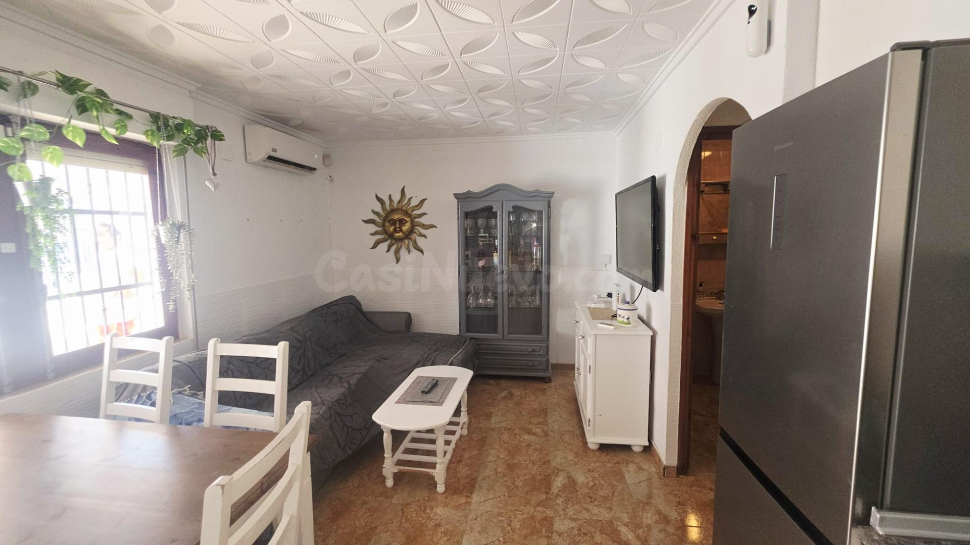 ¡Chalet Adosado de Esquina con Gran Jardín y Parking! - foto 3