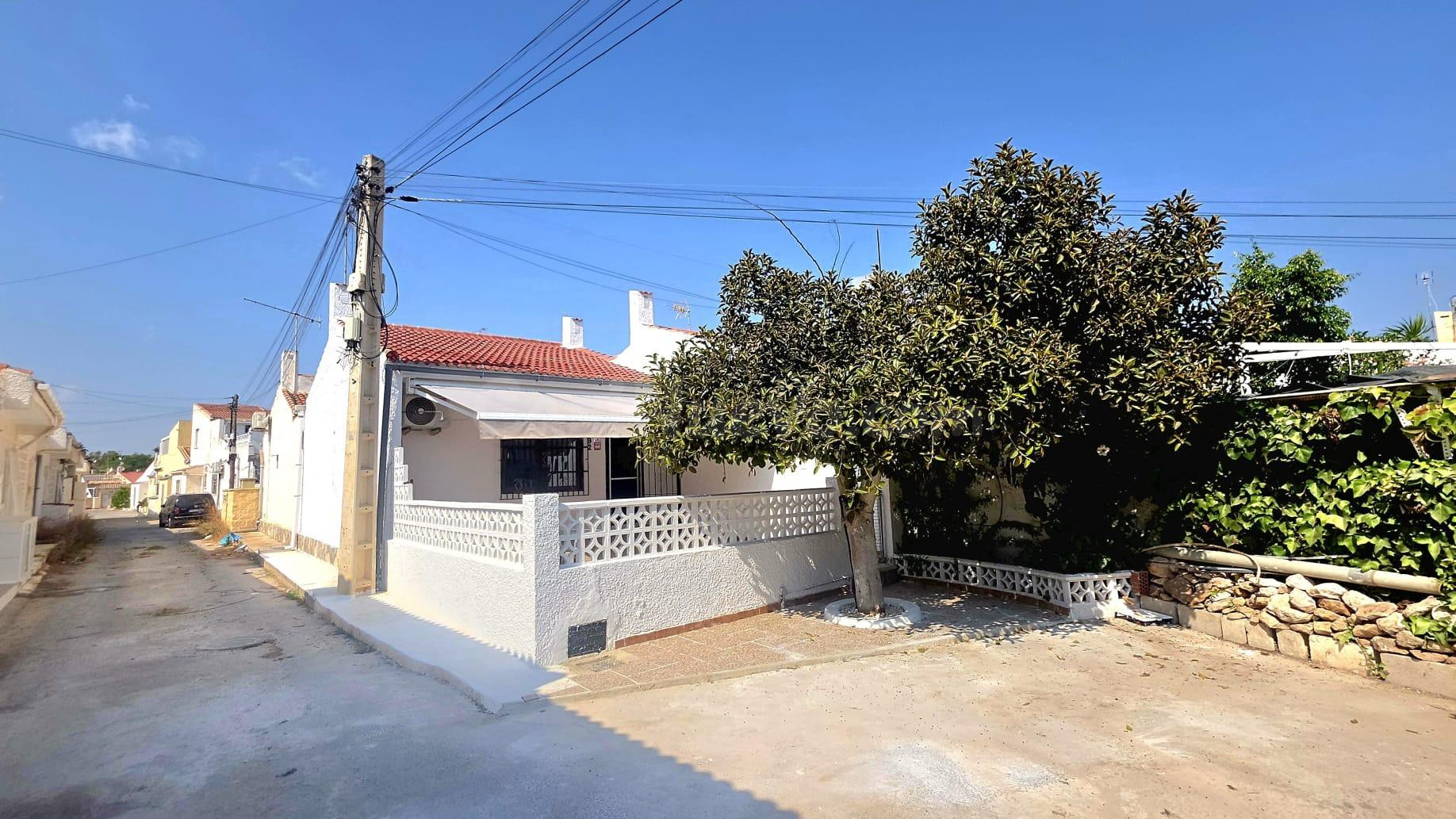 ¡Chalet Adosado de Esquina con Gran Jardín y Parking! - foto 4