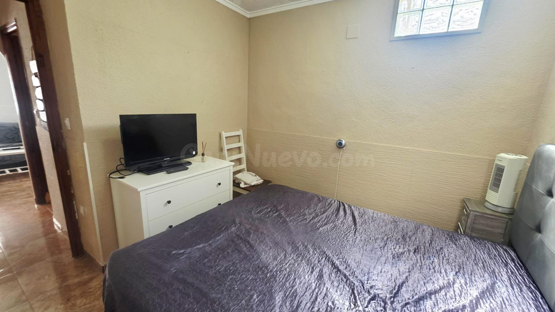 ¡Chalet Adosado de Esquina con Gran Jardín y Parking! - foto 5