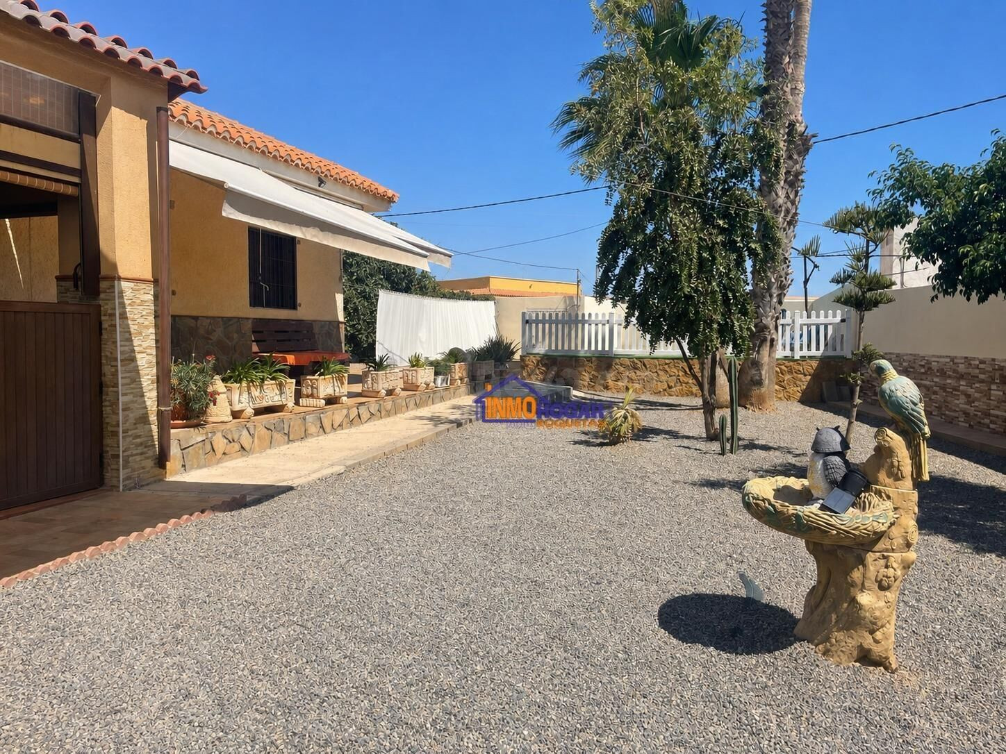 "EXCELENTE VIVIENDA CON PARCELA Y PISCINA CON ZONAS AMPLIAS  - foto 2