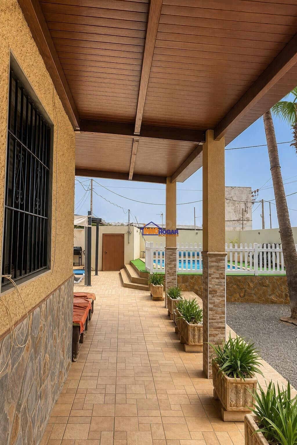 "EXCELENTE VIVIENDA CON PARCELA Y PISCINA CON ZONAS AMPLIAS  - foto 3