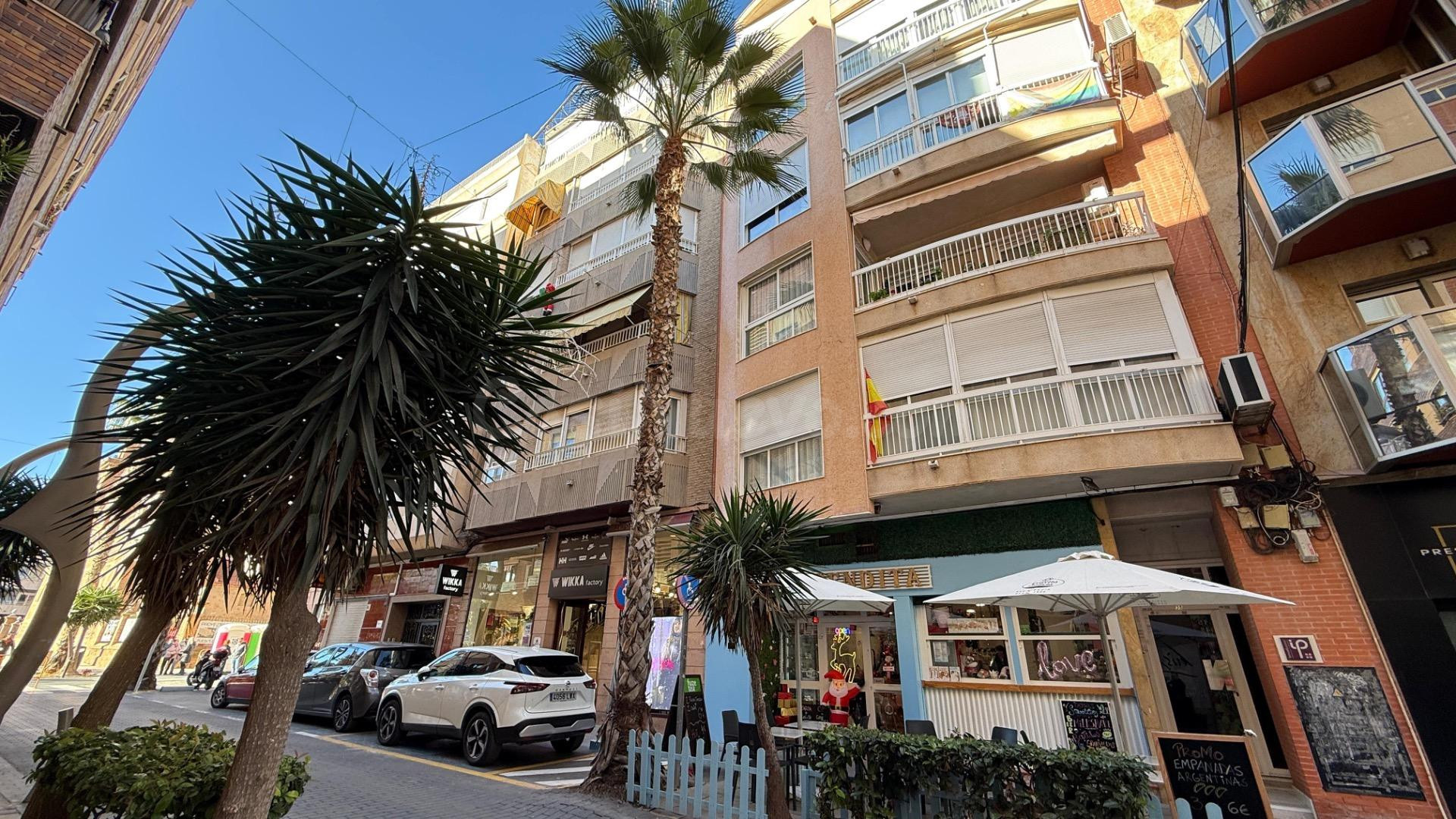 ✨ Piso de 135 m2 en pleno centro de Torrevieja, junto a la Plaza de la Constitución – Amplio, luminoso y con infinitas posibilidades ✨