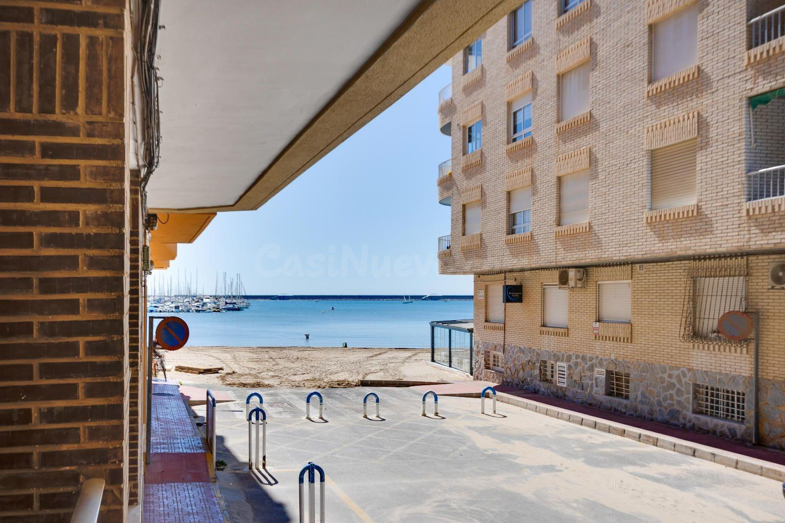 ¡Lujo y amplitud a 20 metros del mar! Espectacular planta baja de 115 m2 en la Playa del Acequión, Torrevieja. 2 dormitorios, 2 baños, orientación sur y estado impecable. El refugio perfecto junto