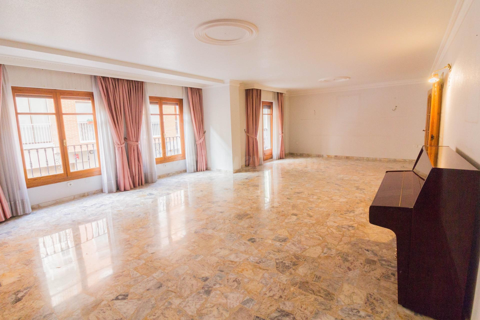 IMPRESIONANTE PISO CON 5 DORMITORIOS Y MÁS DE 240M2 EN CALLO - foto 2