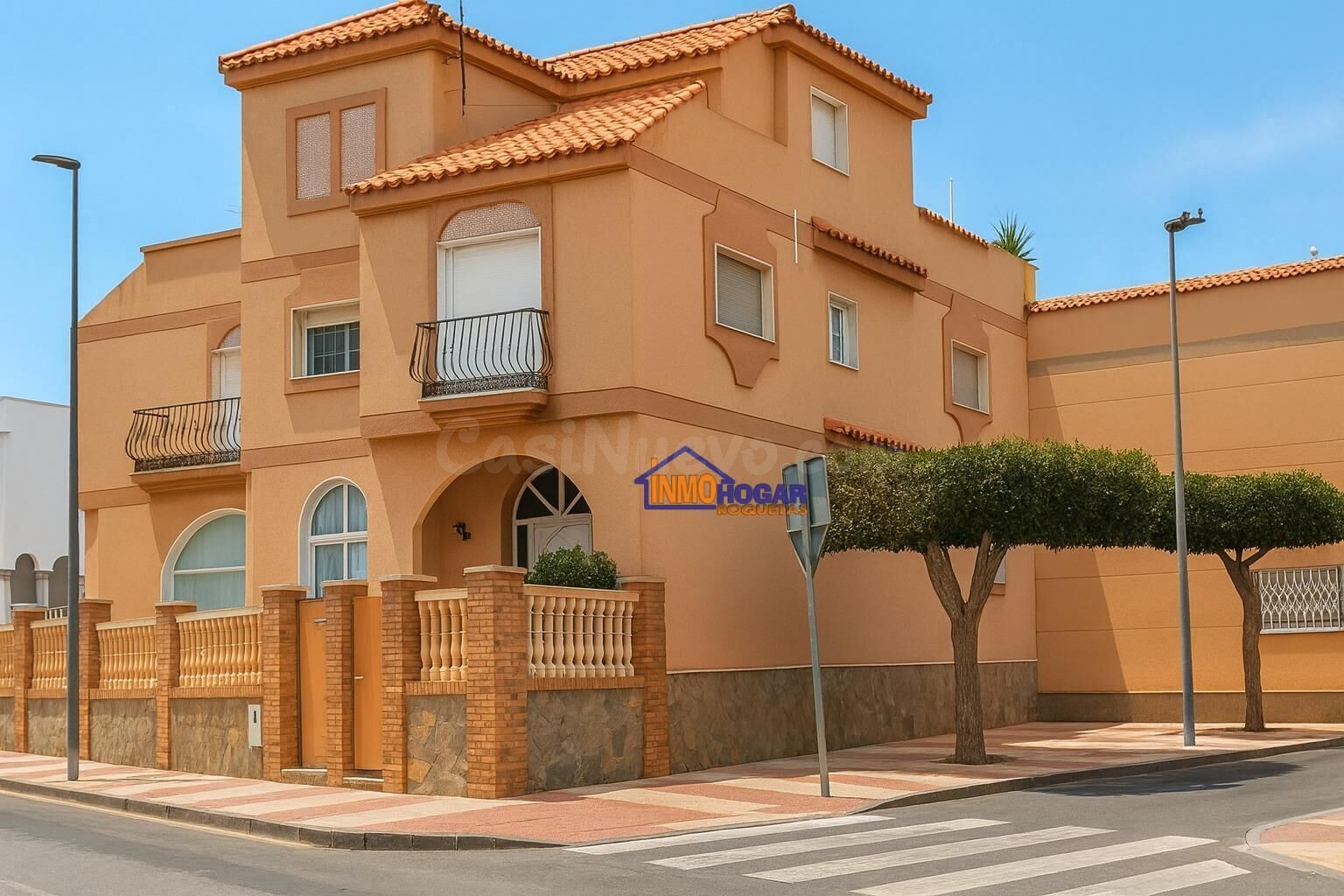 Tríplex de lujo en  Roquetas de Mar, zona Pintor Rosales, con 500 metros, para grandes familias