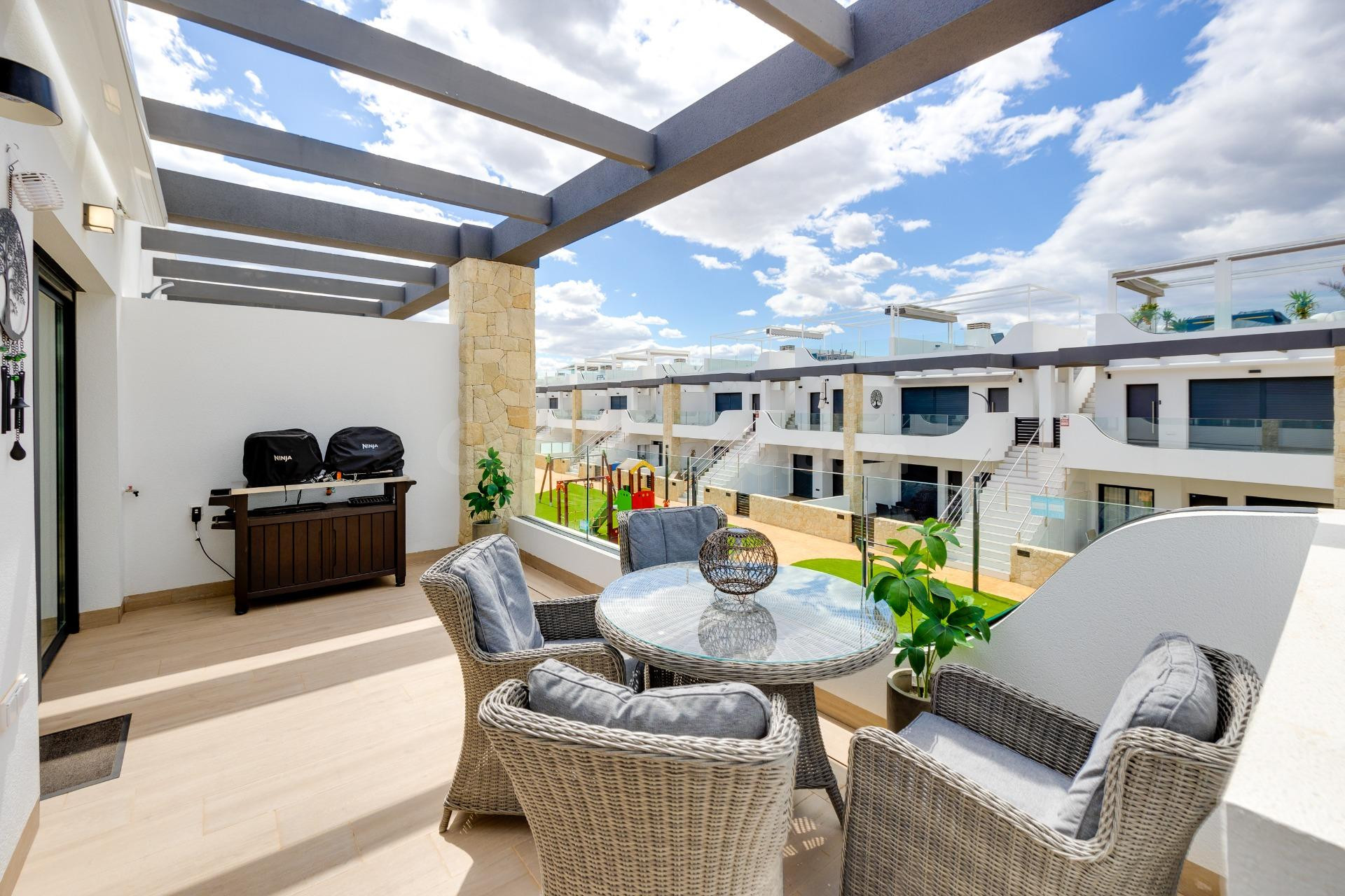 PRECIOSO BUNGALOW PLANTA ALTA CON SOLÁRIUM, TERRAZA, PISCINA Y GARAJE A 1KM DEL MAR