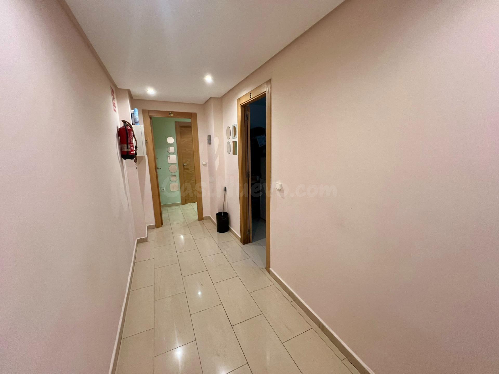 Local comercial reformado en entresuelo en pleno centro de O - foto 2