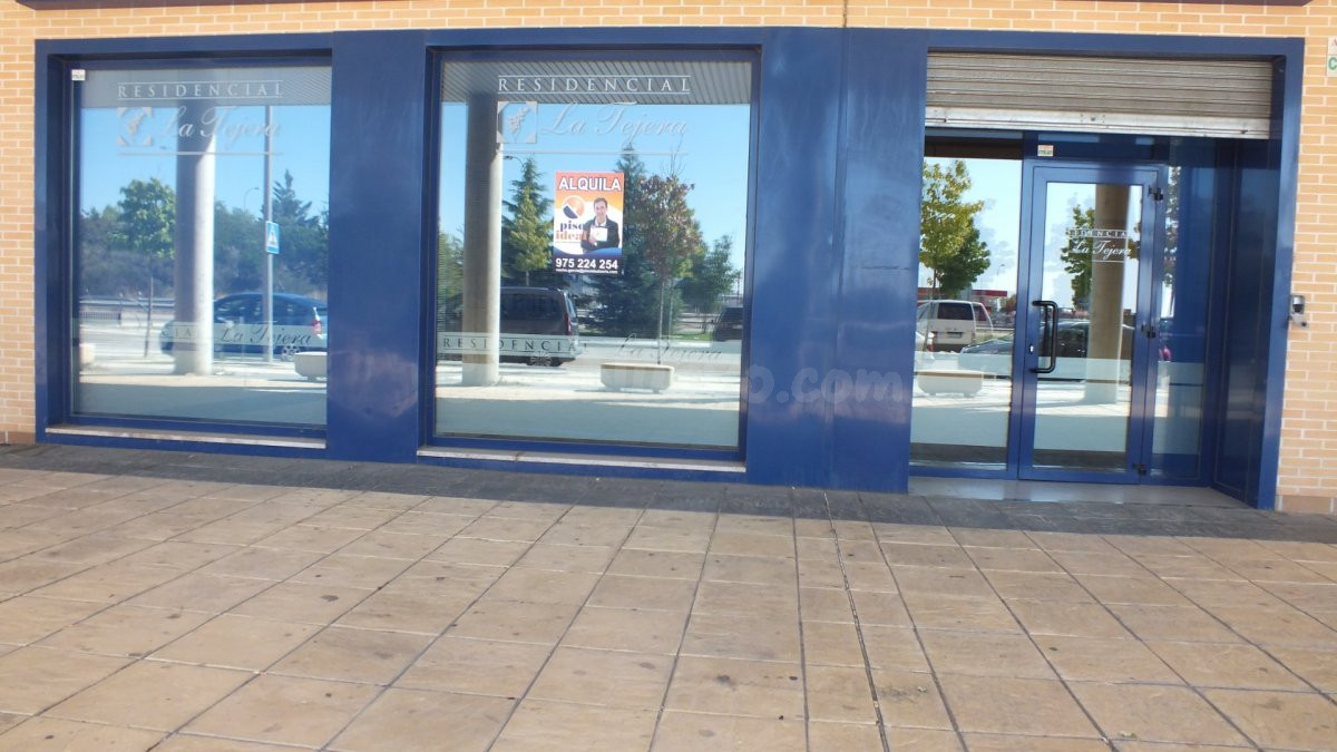 Local acondicionado para oficinas con 3 despachos, almacén y gran sala de espera