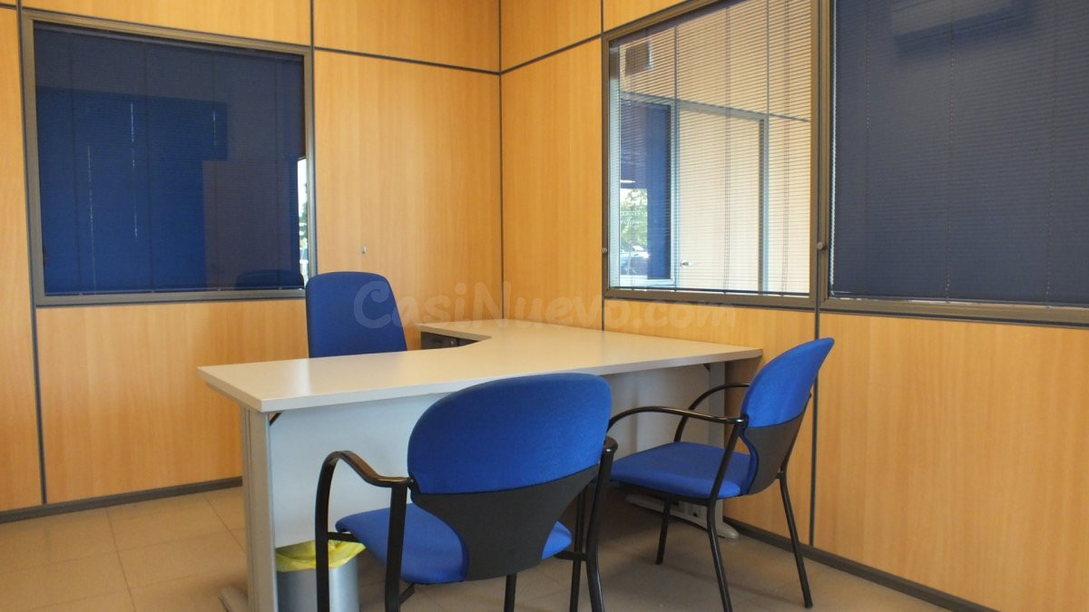 Local acondicionado para oficinas con 3 despachos, almacén y - foto 2