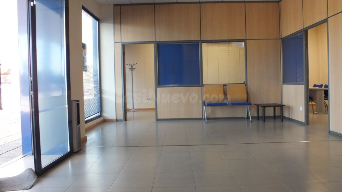 Local acondicionado para oficinas con 3 despachos, almacén y - foto 3