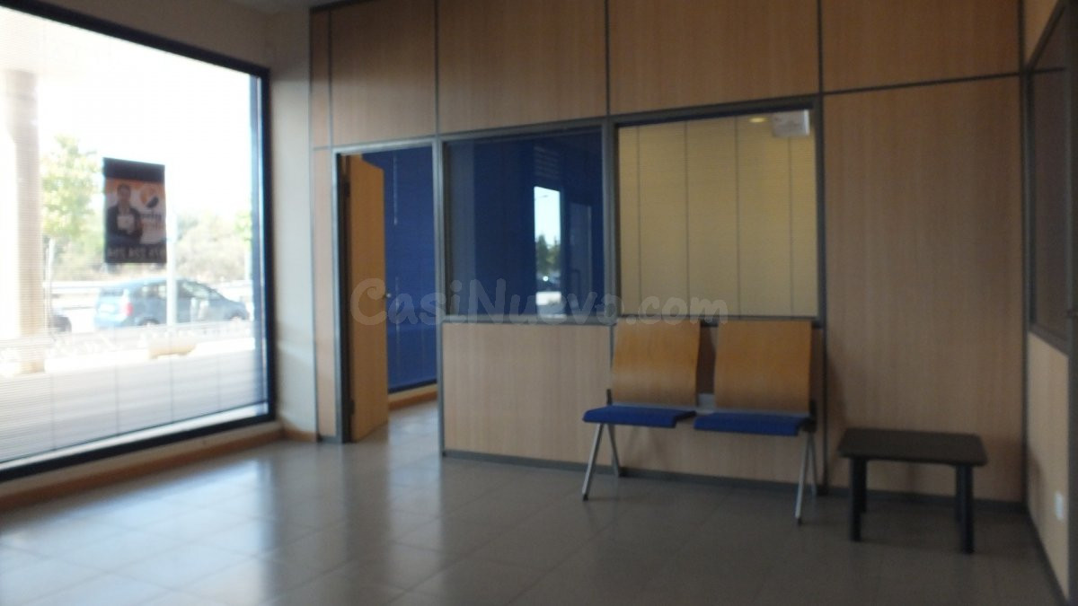 Local acondicionado para oficinas con 3 despachos, almacén y - foto 4