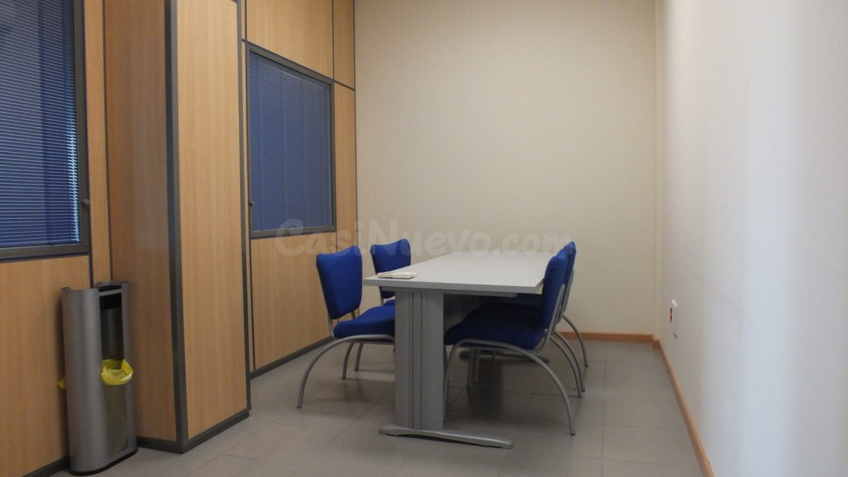 Local acondicionado para oficinas con 3 despachos, almacén y - foto 5