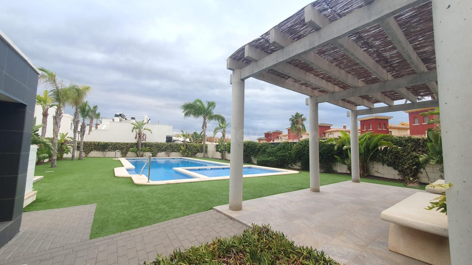 PRECIOSO Y LUJOSO QUAD CON PISCINA COMUNITARIA Y GARAJE PRIVADO