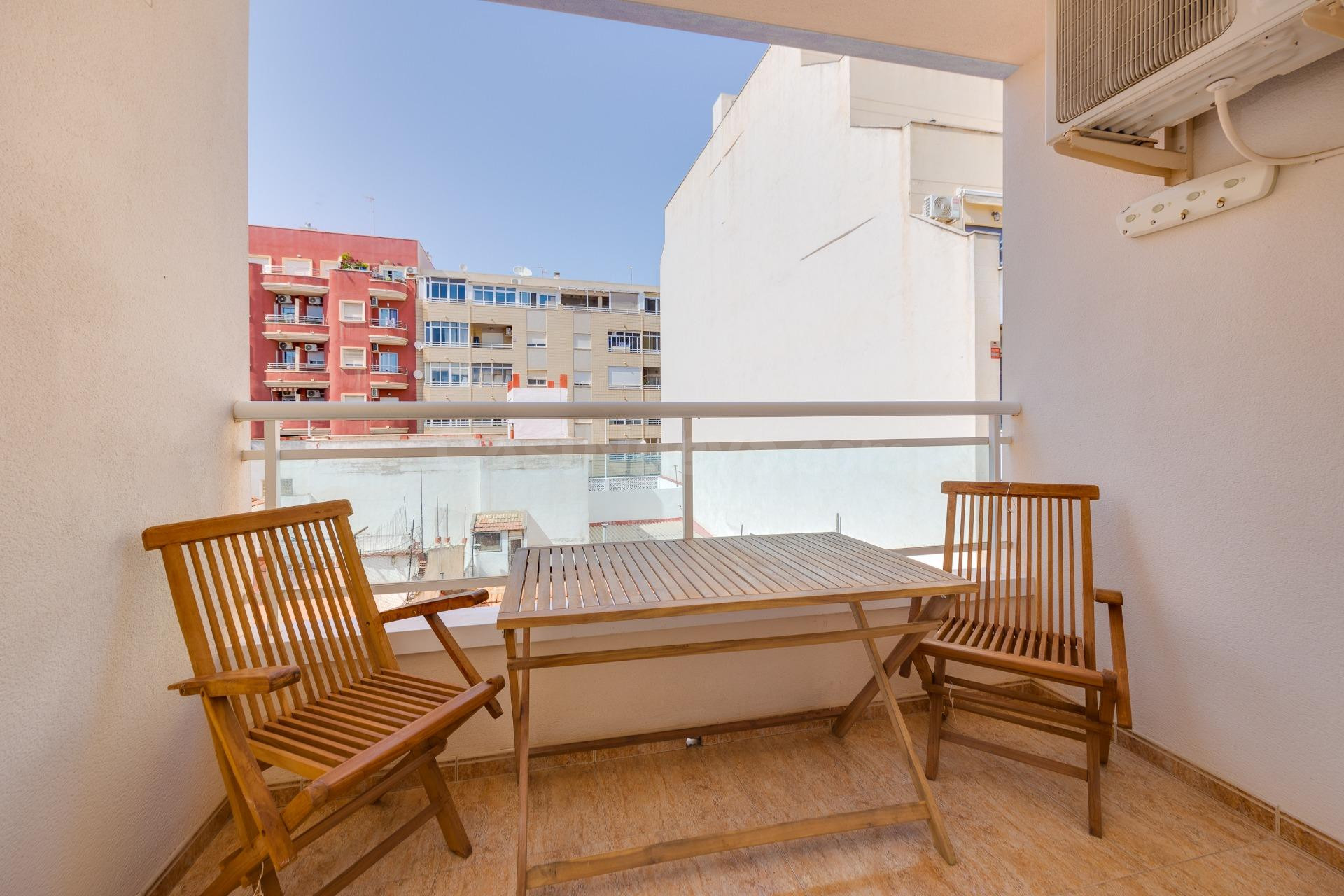 2 dormitorios, garaje, trastero y piscina comunitaria en el centro de Torrevieja