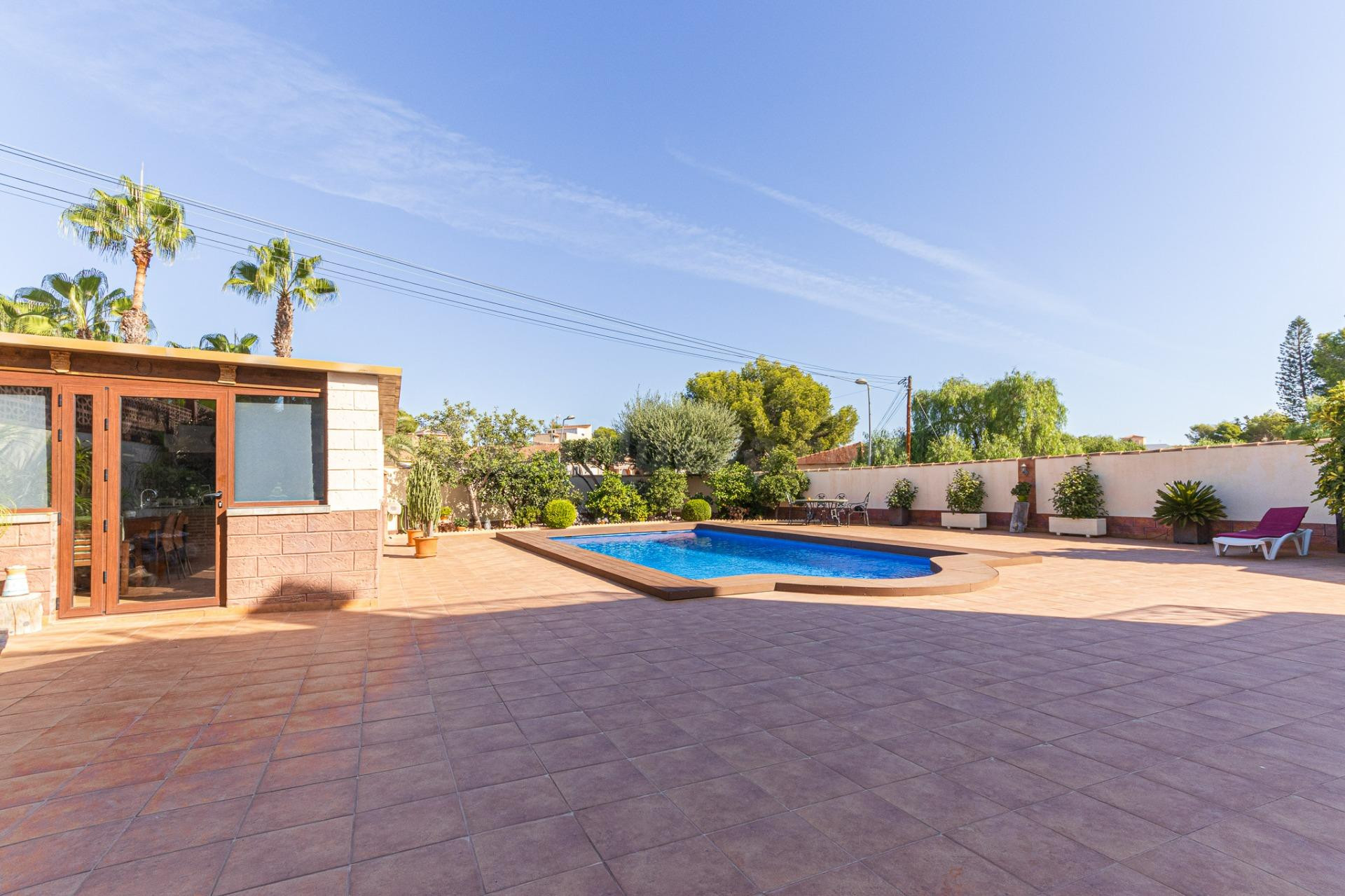 Impresionante chalet en Los Balcones de 6 dormitorios, 4 bañ - foto 2