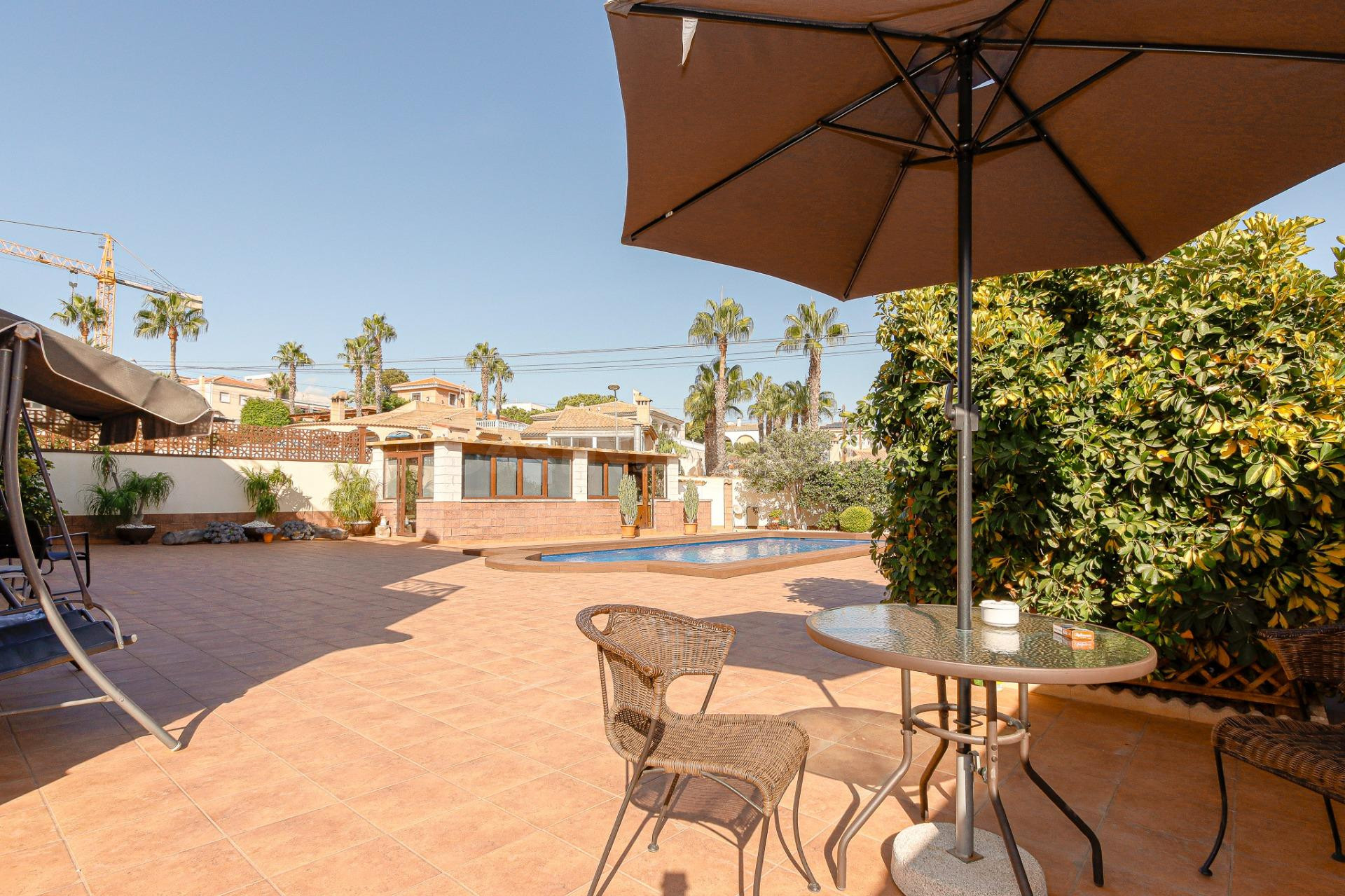 Impresionante chalet en Los Balcones de 6 dormitorios, 4 bañ - foto 4