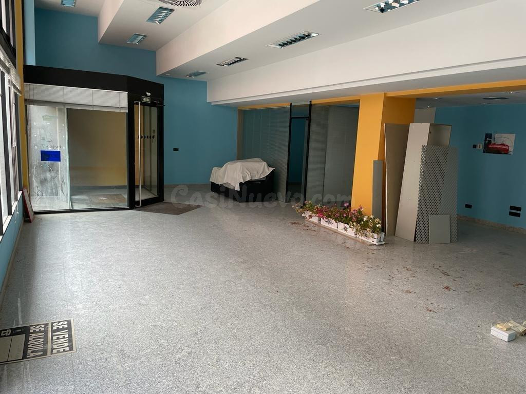 Local comercial en calle Merineros  con entreplanta. 16 metros de fachada