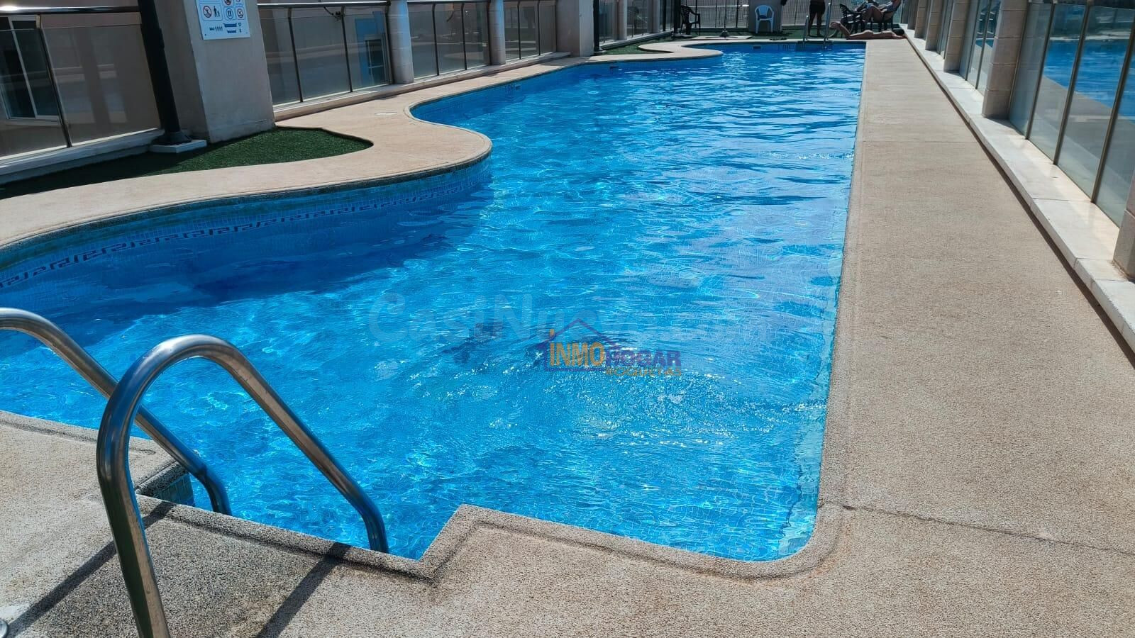 Atractivo Piso Seminuevo en Roquetas de Mar - Ideal para Inv - foto 2