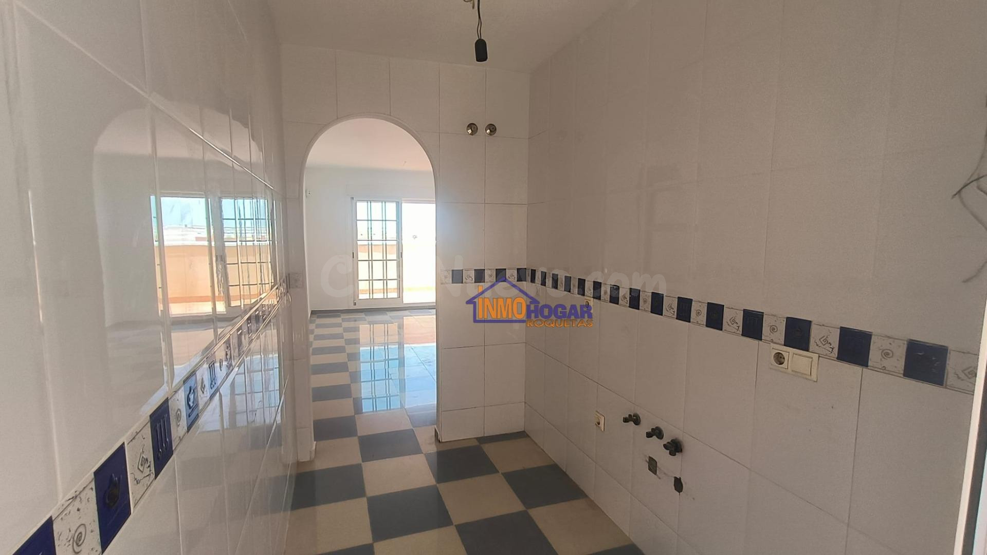 Atractivo Piso Seminuevo en Roquetas de Mar - Ideal para Inv - foto 3
