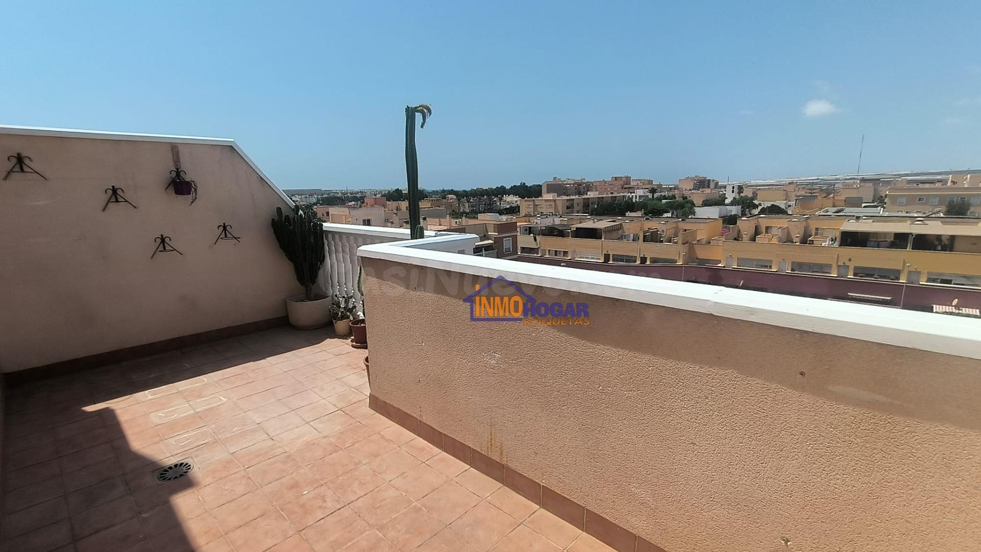Atractivo Piso Seminuevo en Roquetas de Mar - Ideal para Inv - foto 4