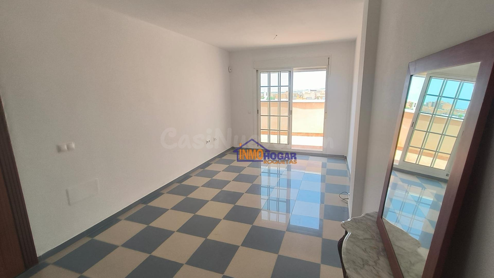 Atractivo Piso Seminuevo en Roquetas de Mar - Ideal para Inv - foto 5