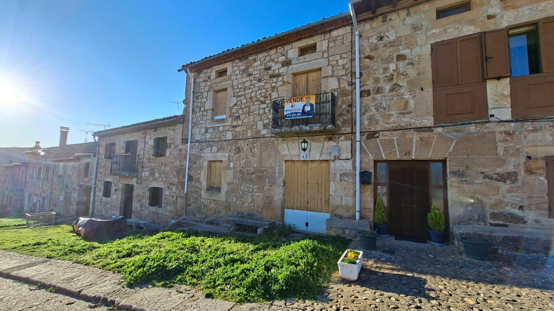 Espacio, jardín y potencial: una casa única en El Royo.