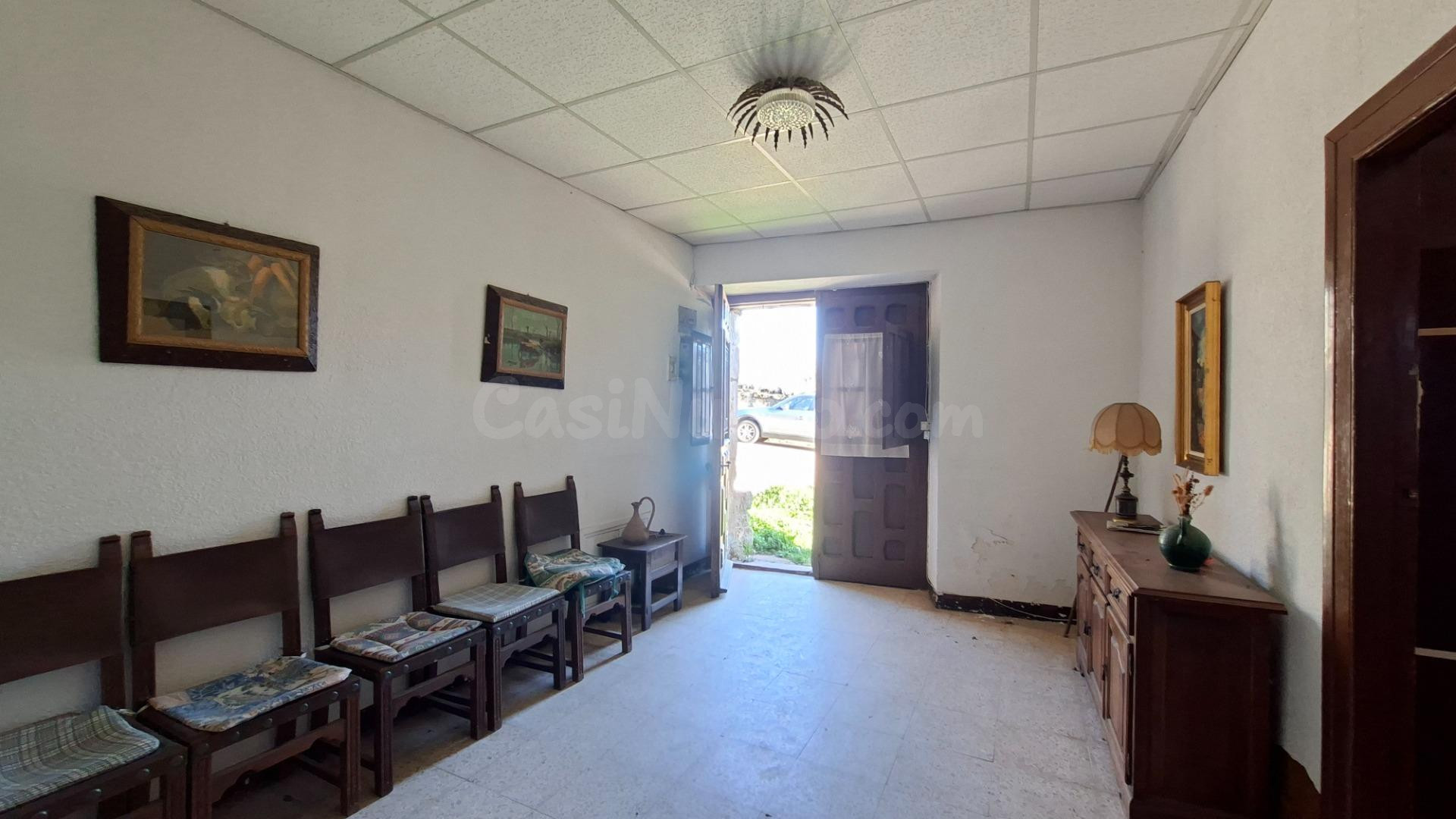 Espacio, jardín y potencial: una casa única en El Royo. - foto 2
