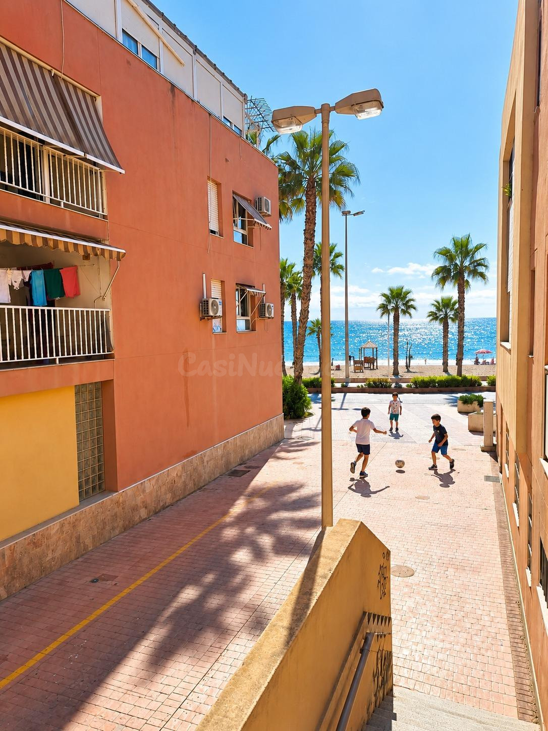Amplio piso en segunda línea de playa con acceso fácil para 
