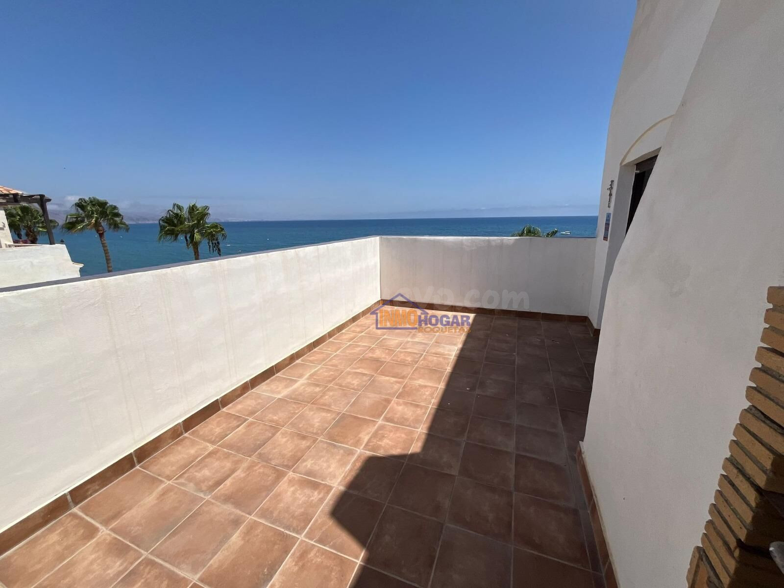 Ático en primera línea de playa con gran terraza y vistas fr