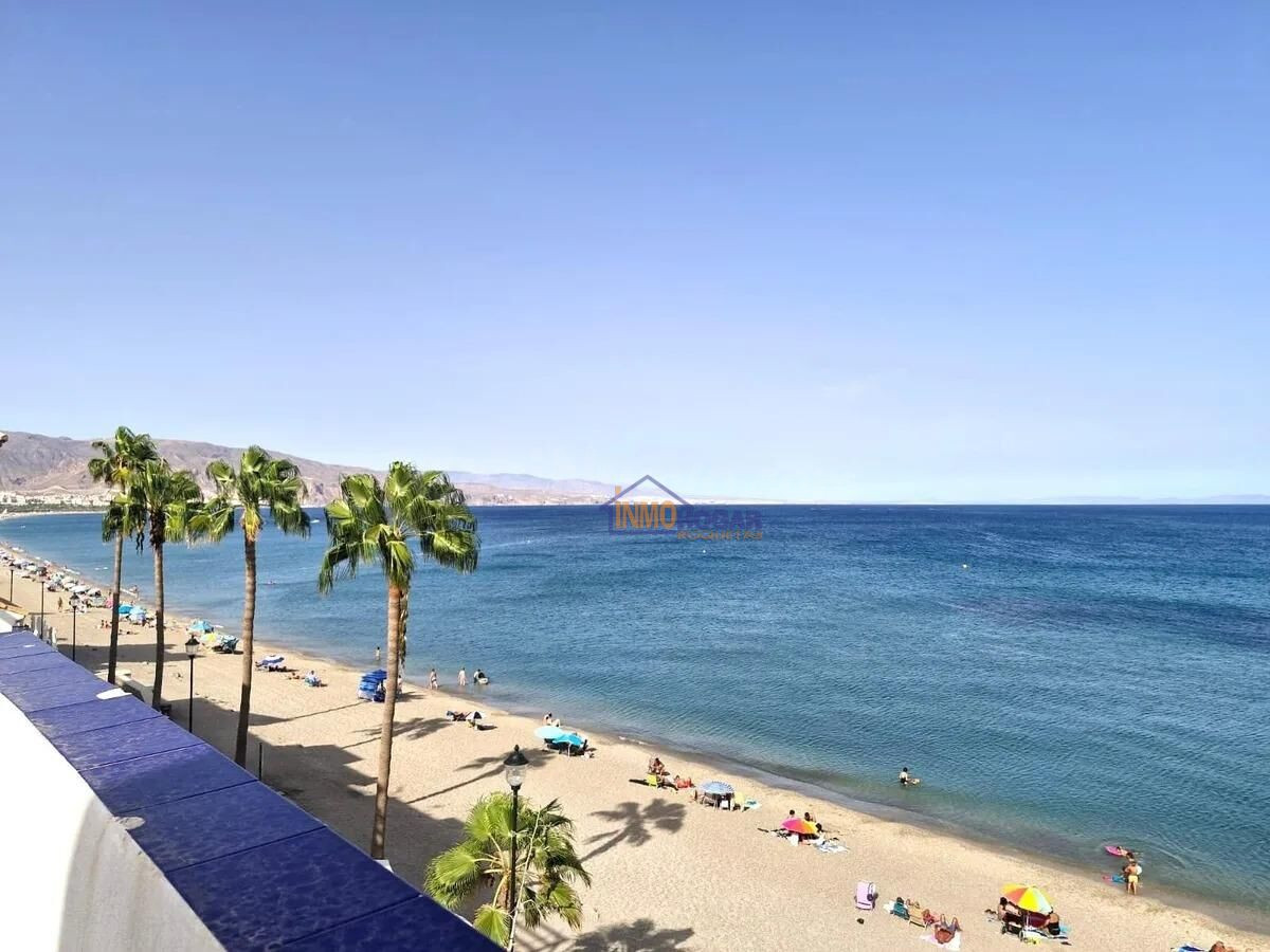 Ático en primera línea de playa con gran terraza y vistas fr - foto 2