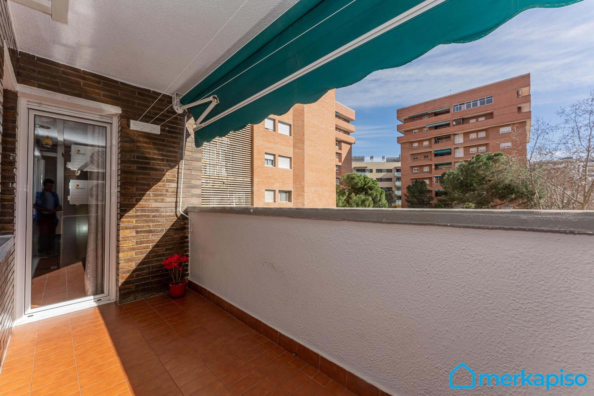 Vivienda en Esplugues de tres habitaciones dos baños y ascen