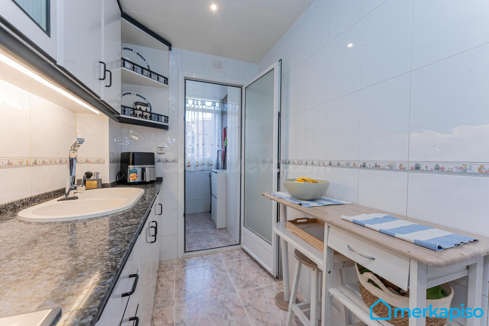 Vivienda en Esplugues de tres habitaciones dos baños y ascen - foto 2