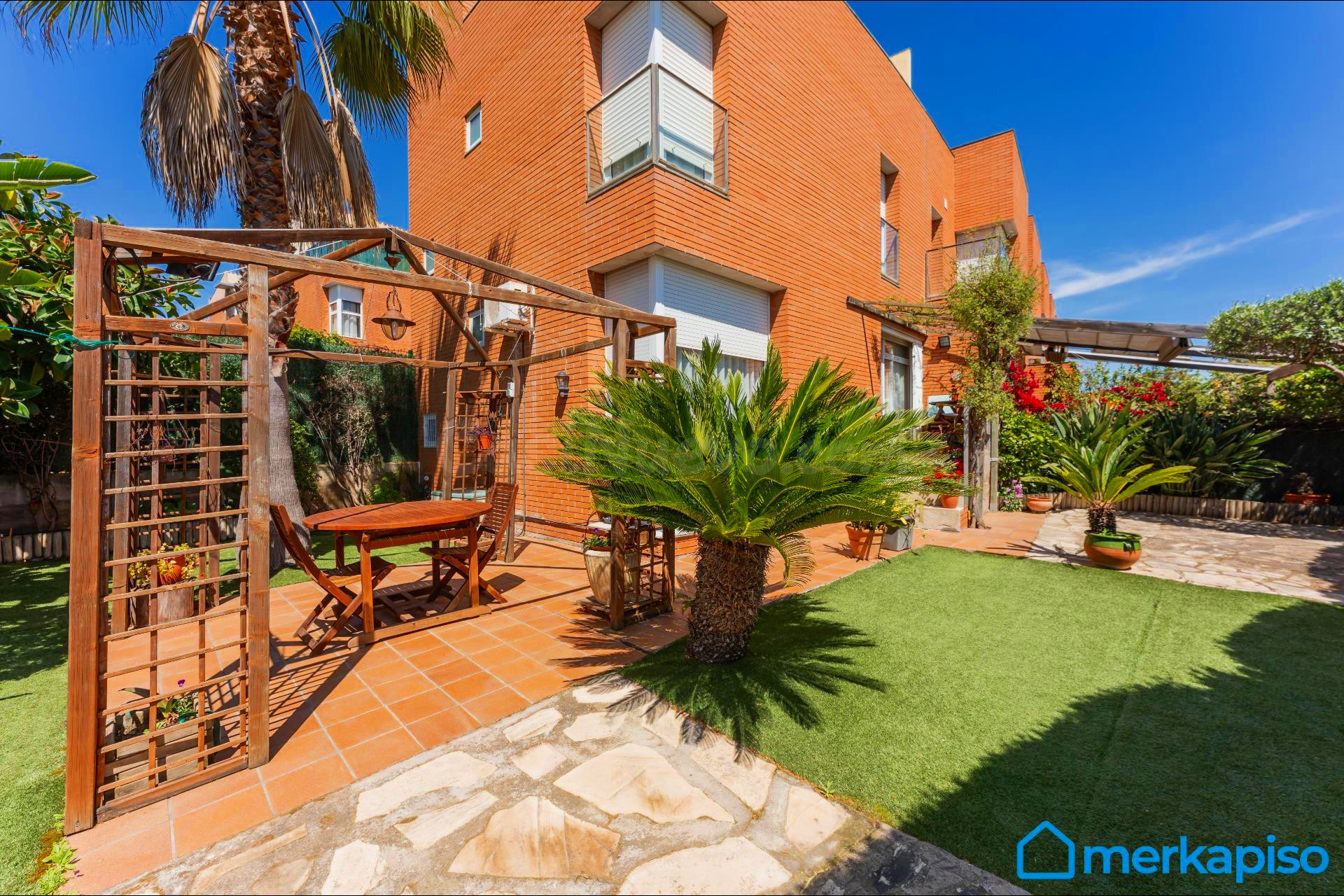 CASA ESQUINERA VILADECANS ,CON UN AMPLIO GARAJE Y JARDIN .CE