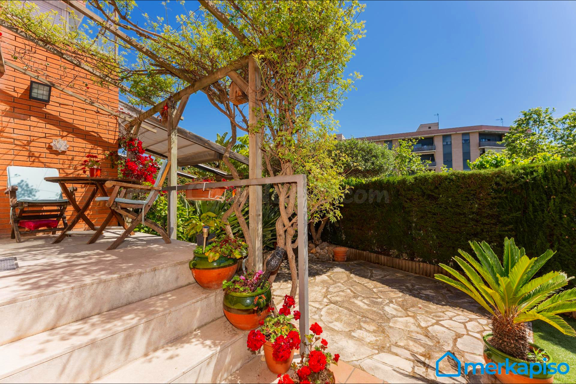 CASA ESQUINERA VILADECANS ,CON UN AMPLIO GARAJE Y JARDIN .CE - foto 2