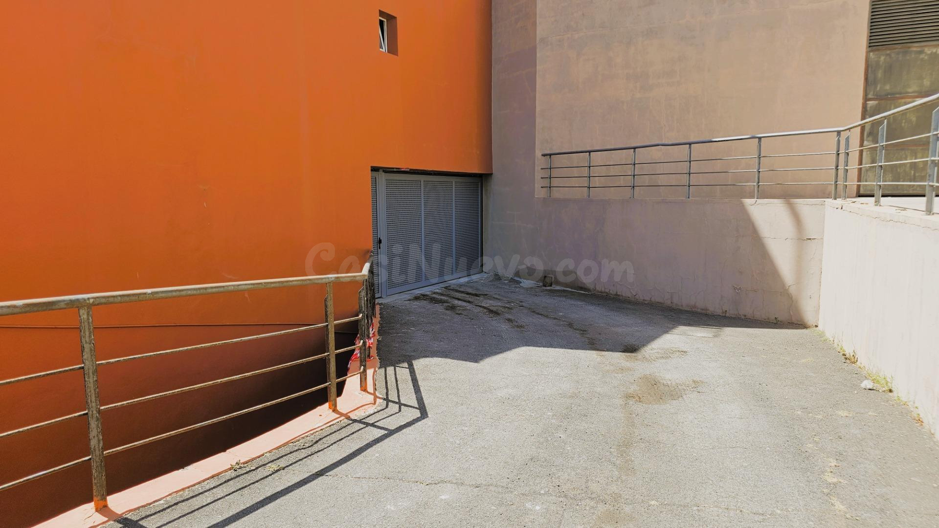 Radazul Bajo -- Plazas de Garaje - foto 2