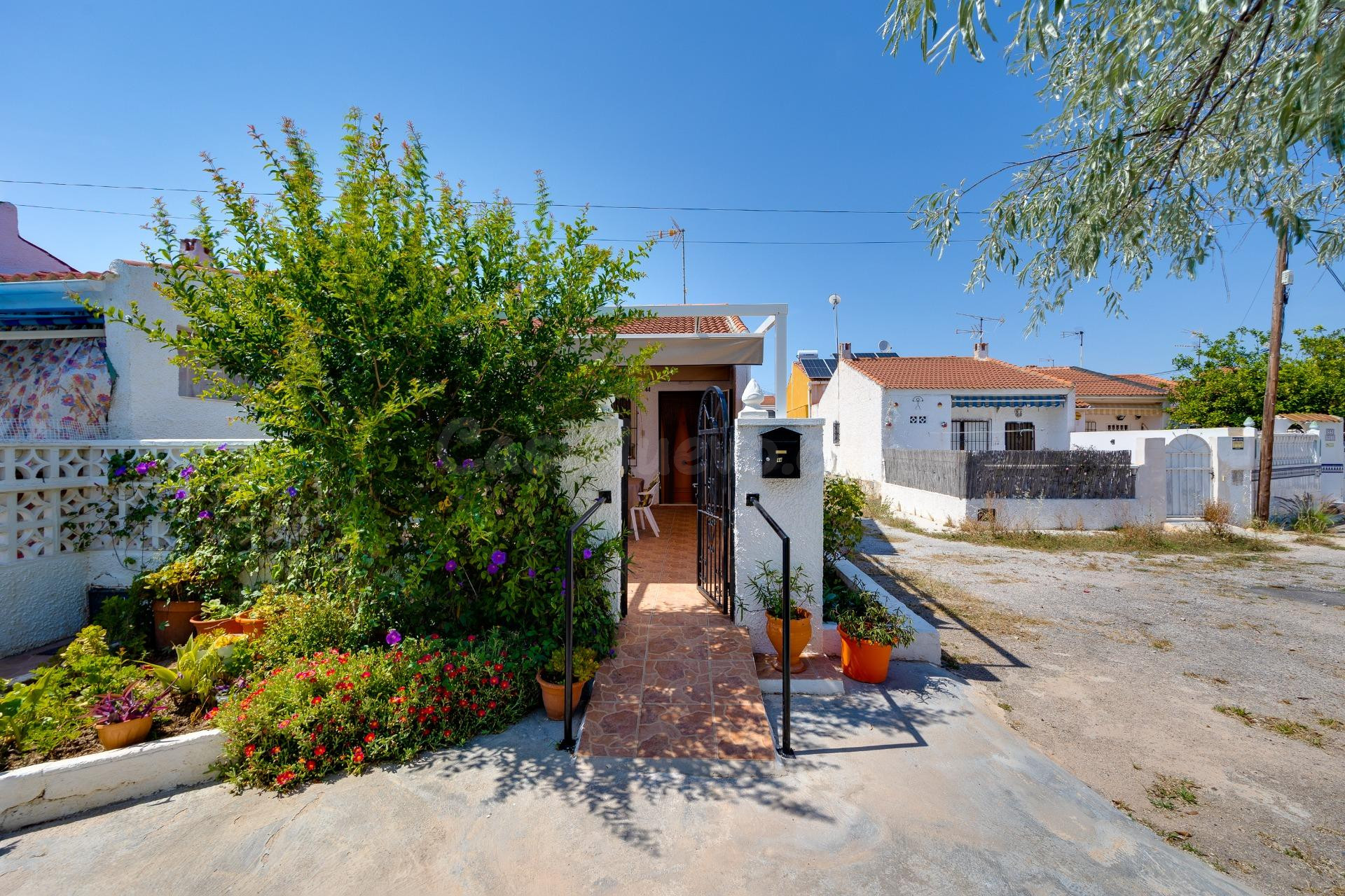 CASA EN VENTA EN TORREVIEJA CON JARDIN PRIVADO Y ORIENTACION
