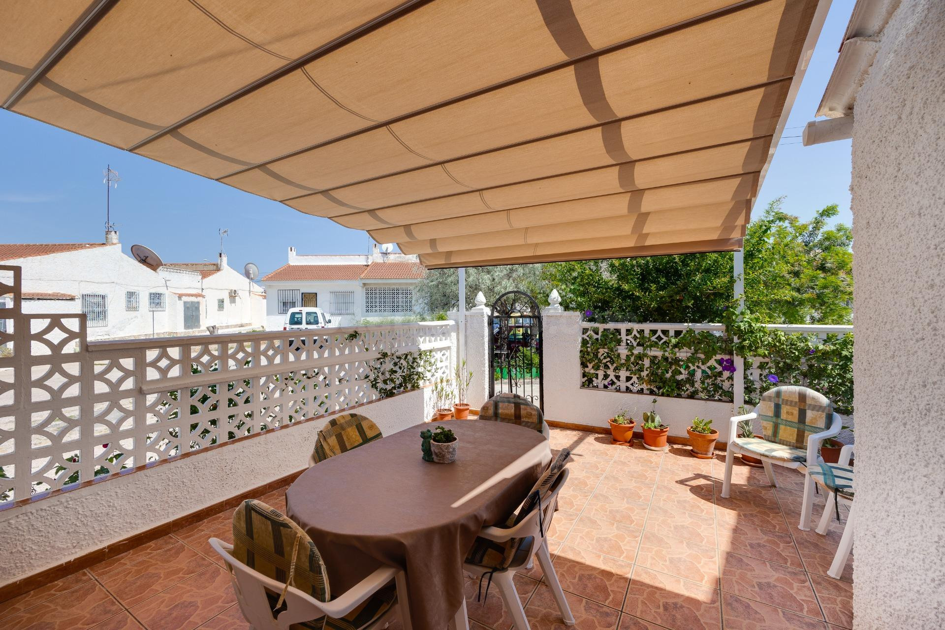 CASA EN VENTA EN TORREVIEJA CON JARDIN PRIVADO Y ORIENTACION - foto 2