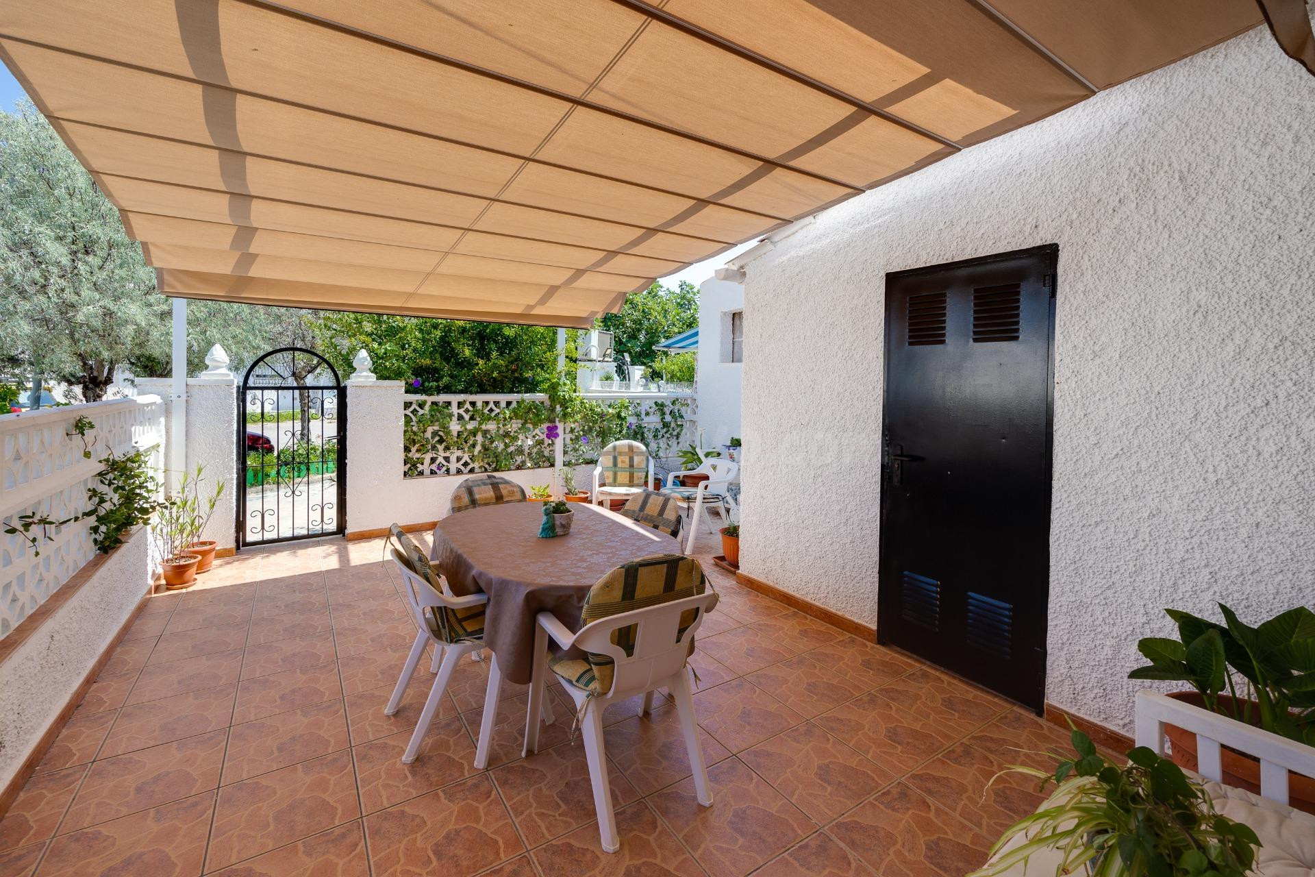 CASA EN VENTA EN TORREVIEJA CON JARDIN PRIVADO Y ORIENTACION - foto 3